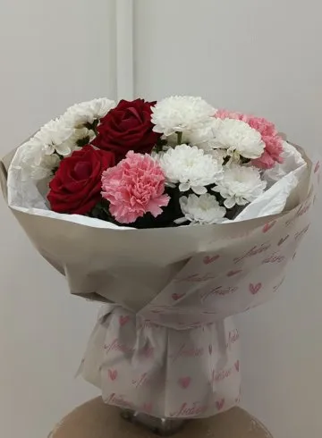 Букет из кустовой хризантемы, гвоздики и красной розы &laquo;Страсть и нежность&raquo; от интернет-магазина цветов в 